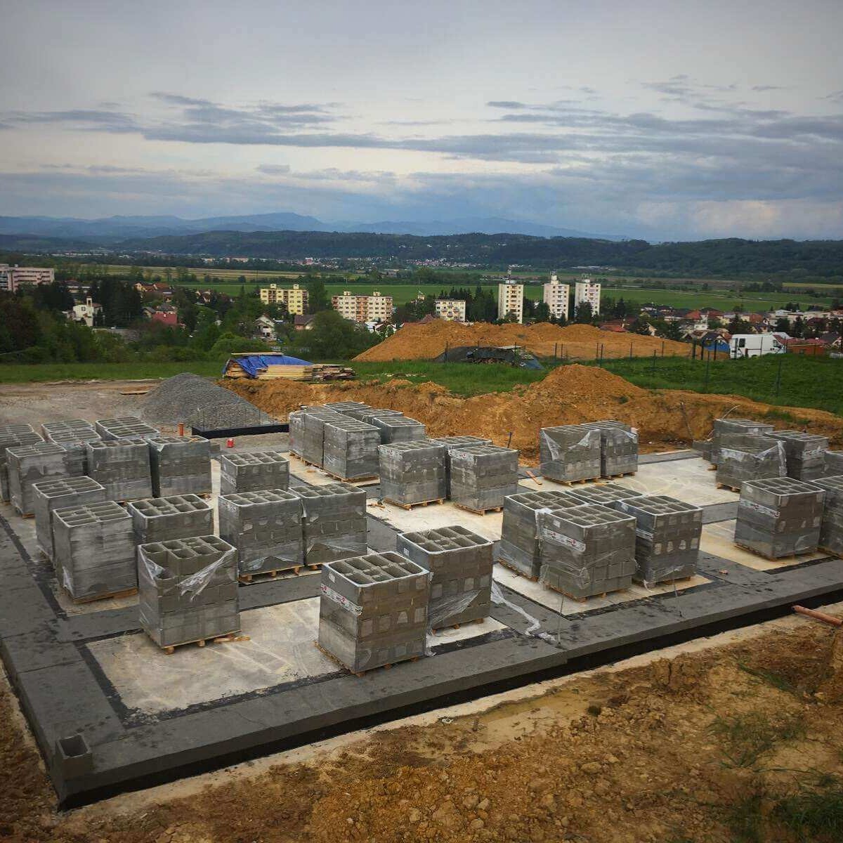 Výstavba múrov rodinného domu – murovanie obvodových stien počas stavebných prác od Dream Garden