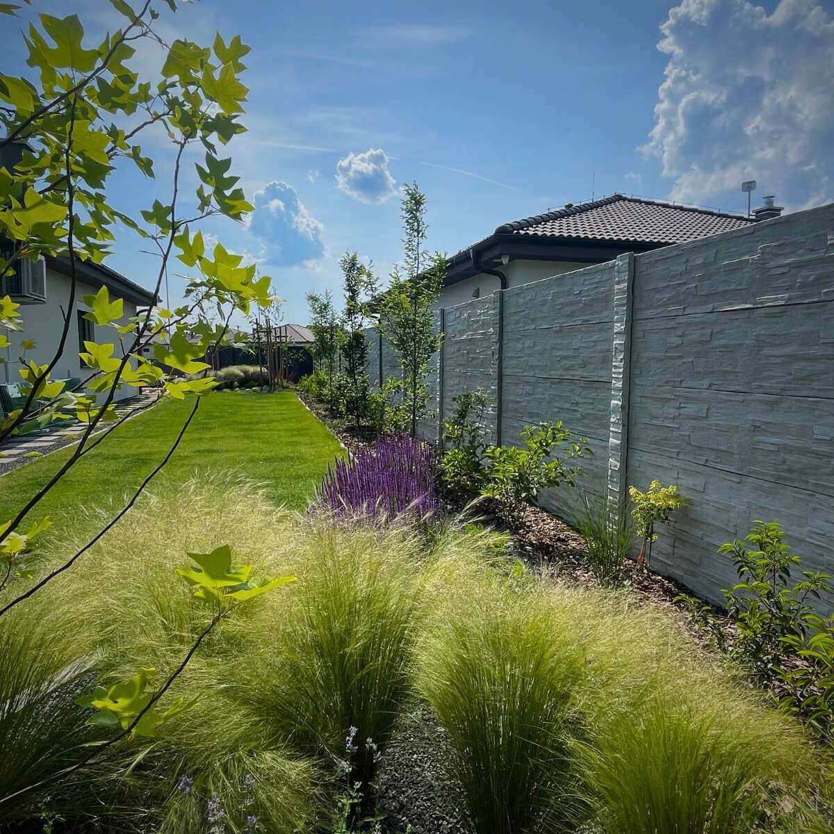 Moderná záhrada od Dream Garden – upravený terén, výsadba rastlín, trávnik, spevnené plochy a dizajnové prvky pre harmonický exteriér