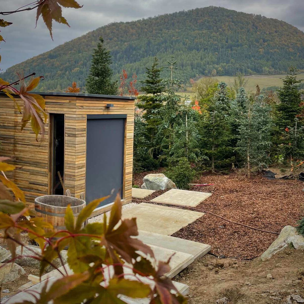 Záhradná sauna od Dream Garden umiestnená na betónových platniach