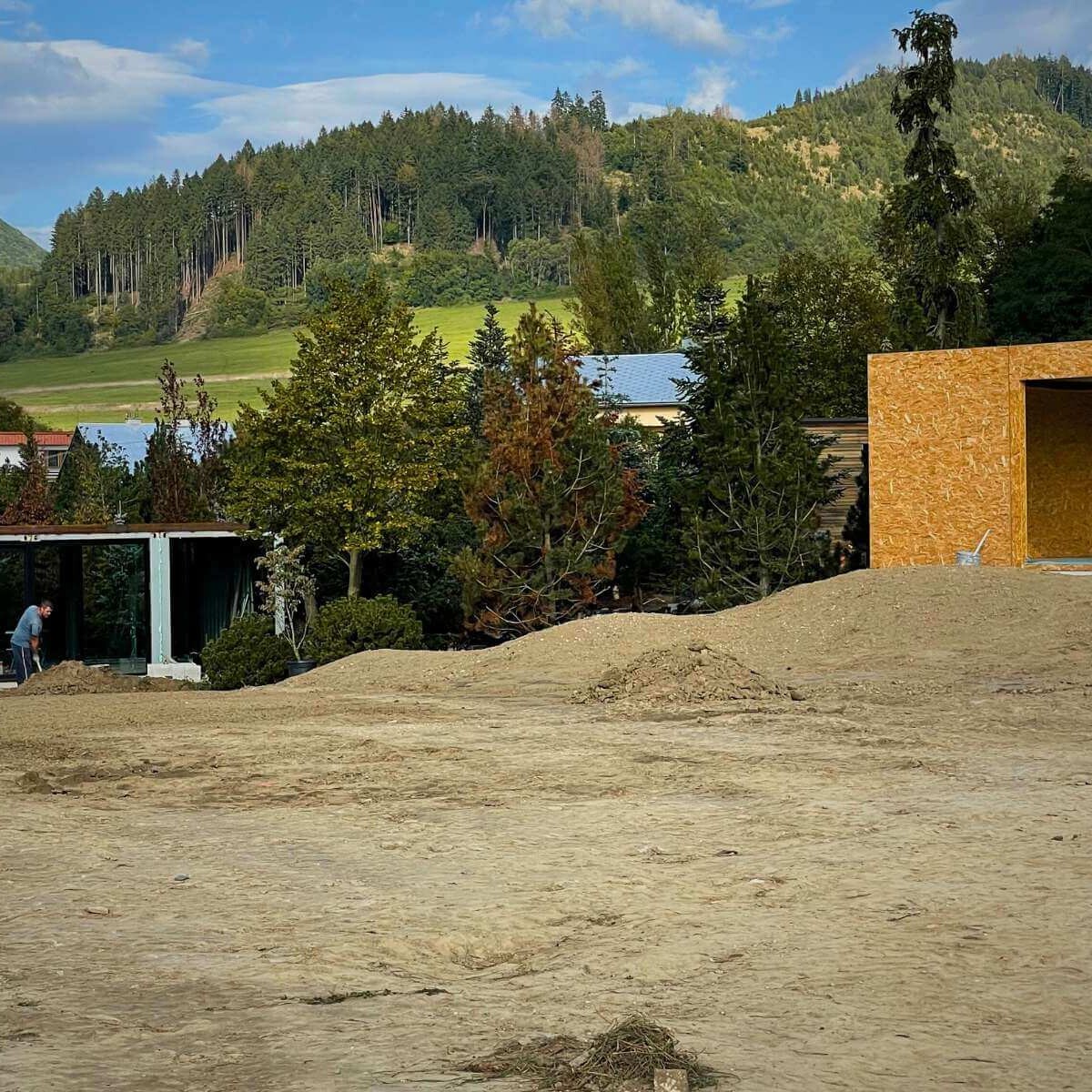 Príprava terénu v záhrade od Dream Garden – úprava pôdy, vyrovnávanie a modelácia