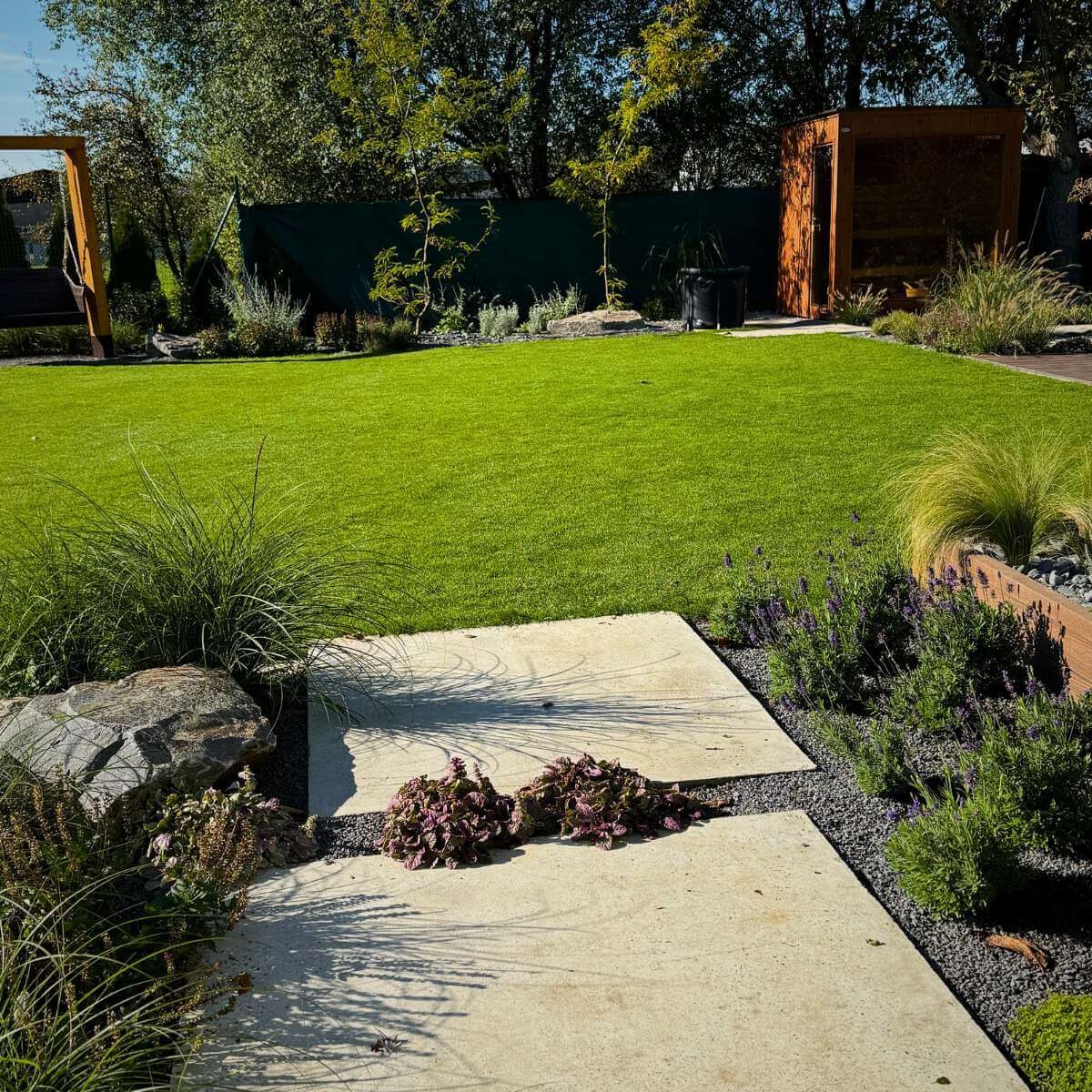 Kompletná realizácia exteriéru vo Zvolene od Dream Garden – úprava terénu, výsadba rastlín, pokládka trávnika, automatická závlaha, moderné chodníky