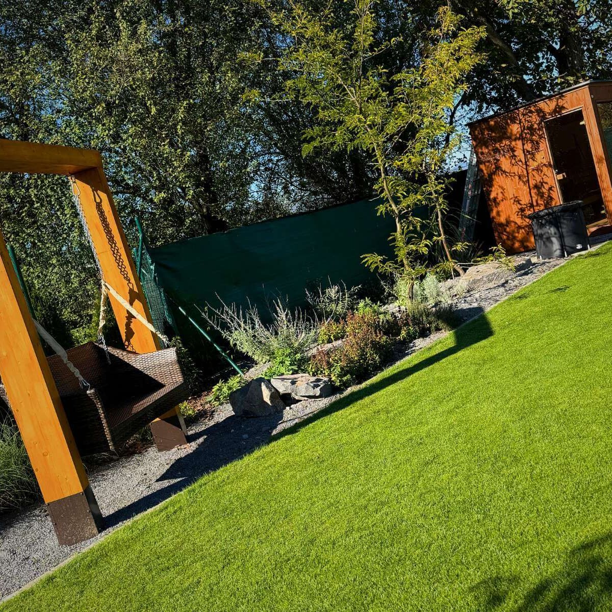 Kompletná realizácia záhrady vo Zvolene od Dream Garden – profesionálna úprava terénu, výsadba rastlín, inštalácia automatickej závlahy a moderný záhradný dizajn
