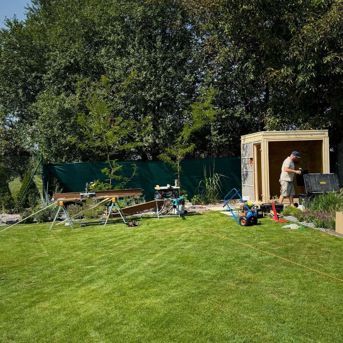 Realizácia modernej záhradnej sauny od Dream Garden – montáž a inštalácia wellness prvku v exteriéri