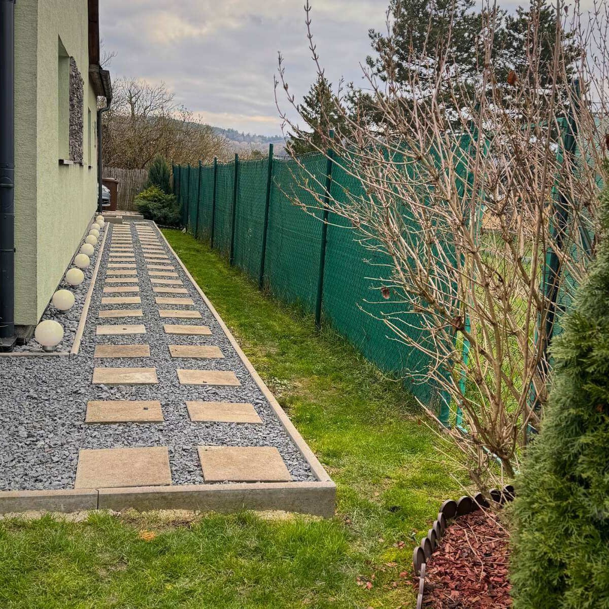 Stav záhrady pred realizáciou chodníka od Dream Garden – neupravený terén a pôvodná plocha pripravená na vybudovanie moderného záhradného chodníka