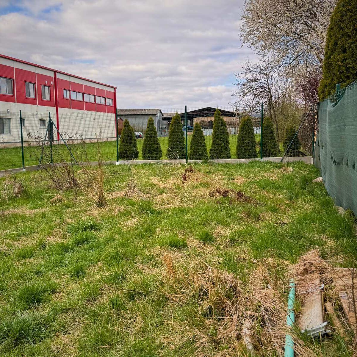 Stav záhrady alebo exteriéru pred realizáciou od Dream Garden – neupravený pozemok, pôvodný terén a príprava na komplexnú premenu priestoru