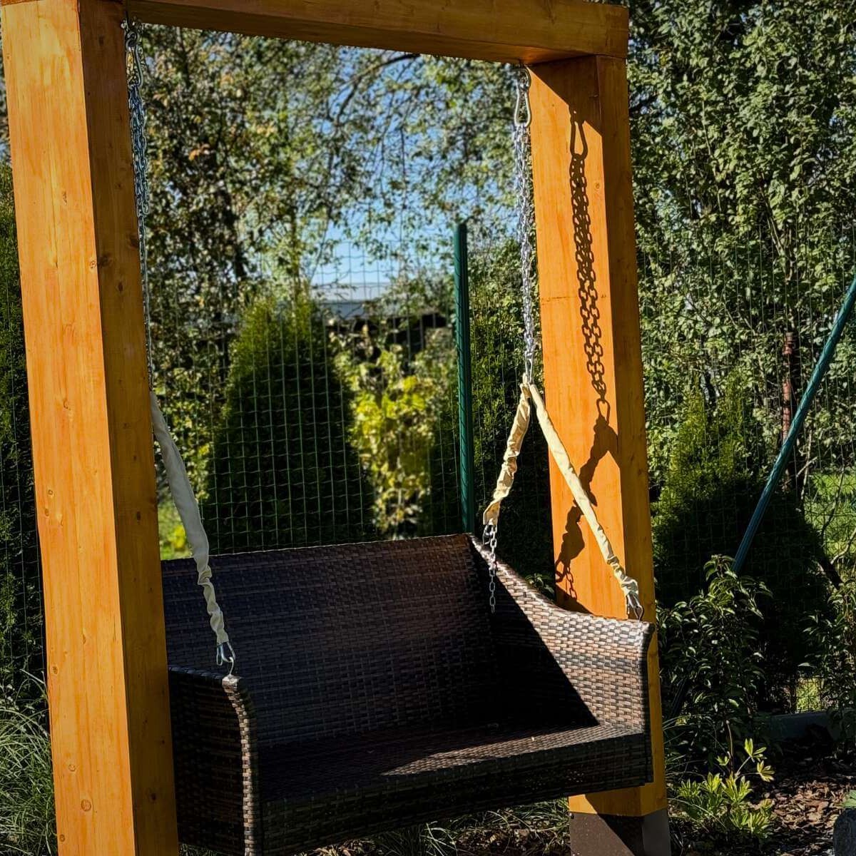 Štýlová záhradná hojdačka v modernej záhrade od Dream Garden – pohodlné miesto na relaxáciu a oddych v exteriéri