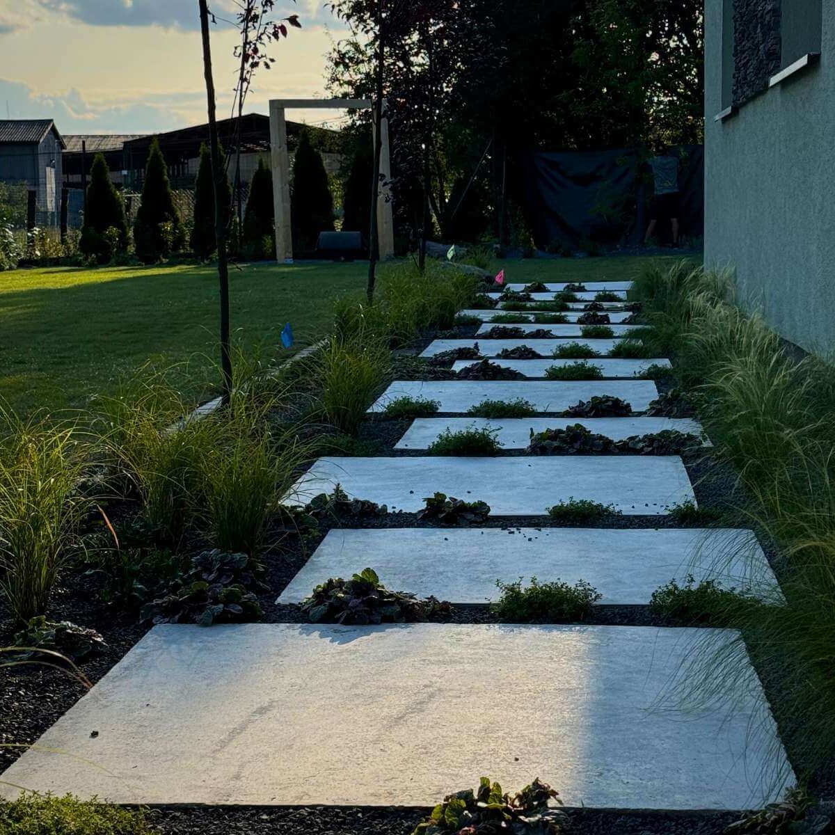 Chodník z veľkoformátovej dlažby v modernej záhrade od Dream Garden – elegantné a odolné riešenie pre exteriér