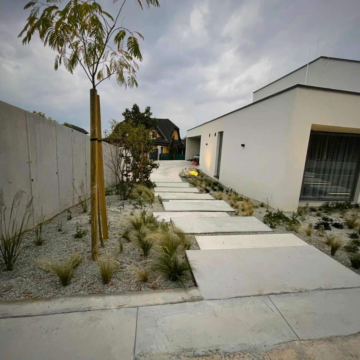 Moderné betónové schody v exteriéri od Dream Garden