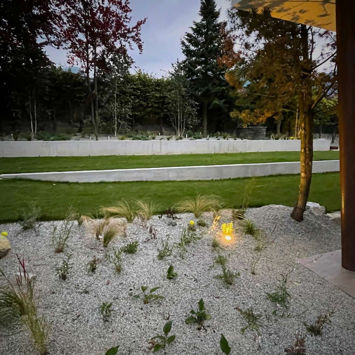 Moderné záhradné osvetlenie vo Višňovom od Dream Garden – dizajnové LED svietidlá integrované do exteriéru pre bezpečný pohyb.
