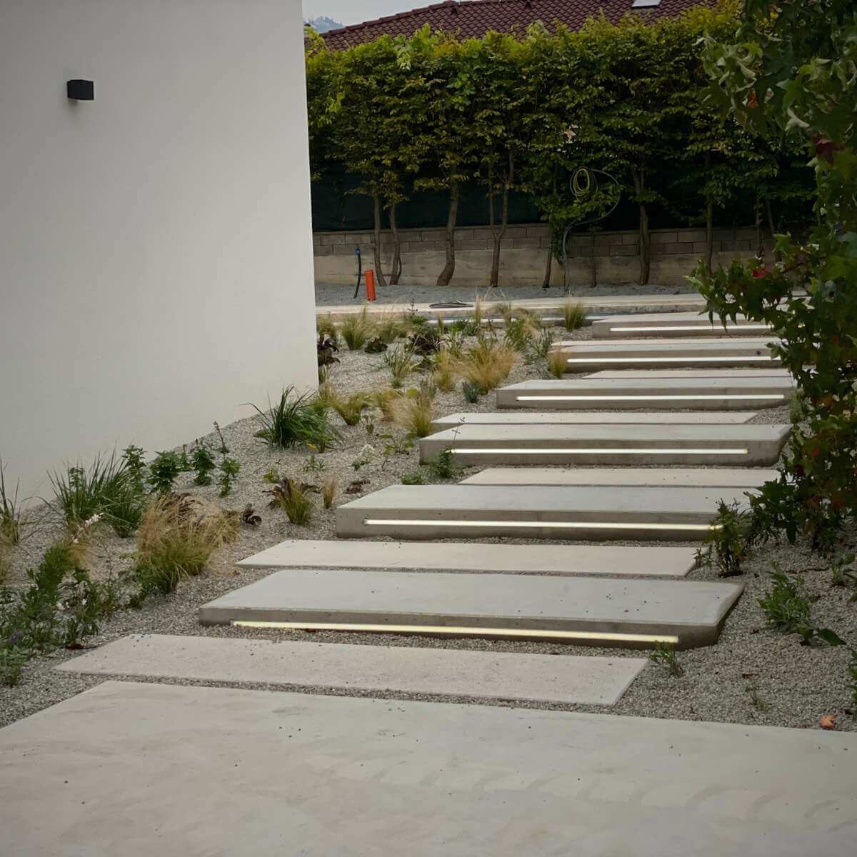 Podsvietené betónové schody Schellevis v modernej záhrade od Dream Garden