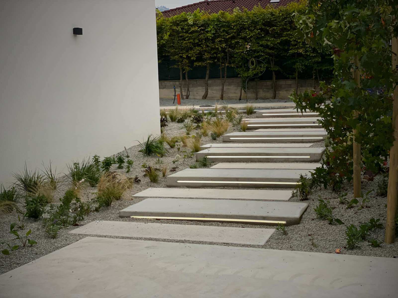 Podsvietené betónové schody Schellevis v modernej záhrade od Dream Garden