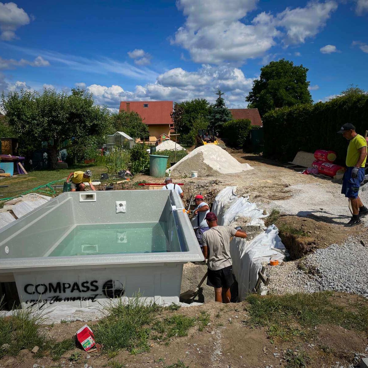 Realizácia moderného bazéna v záhrade od Dream Garden – návrh na mieru, výkop, výstavba a kompletná inštalácia bazénu