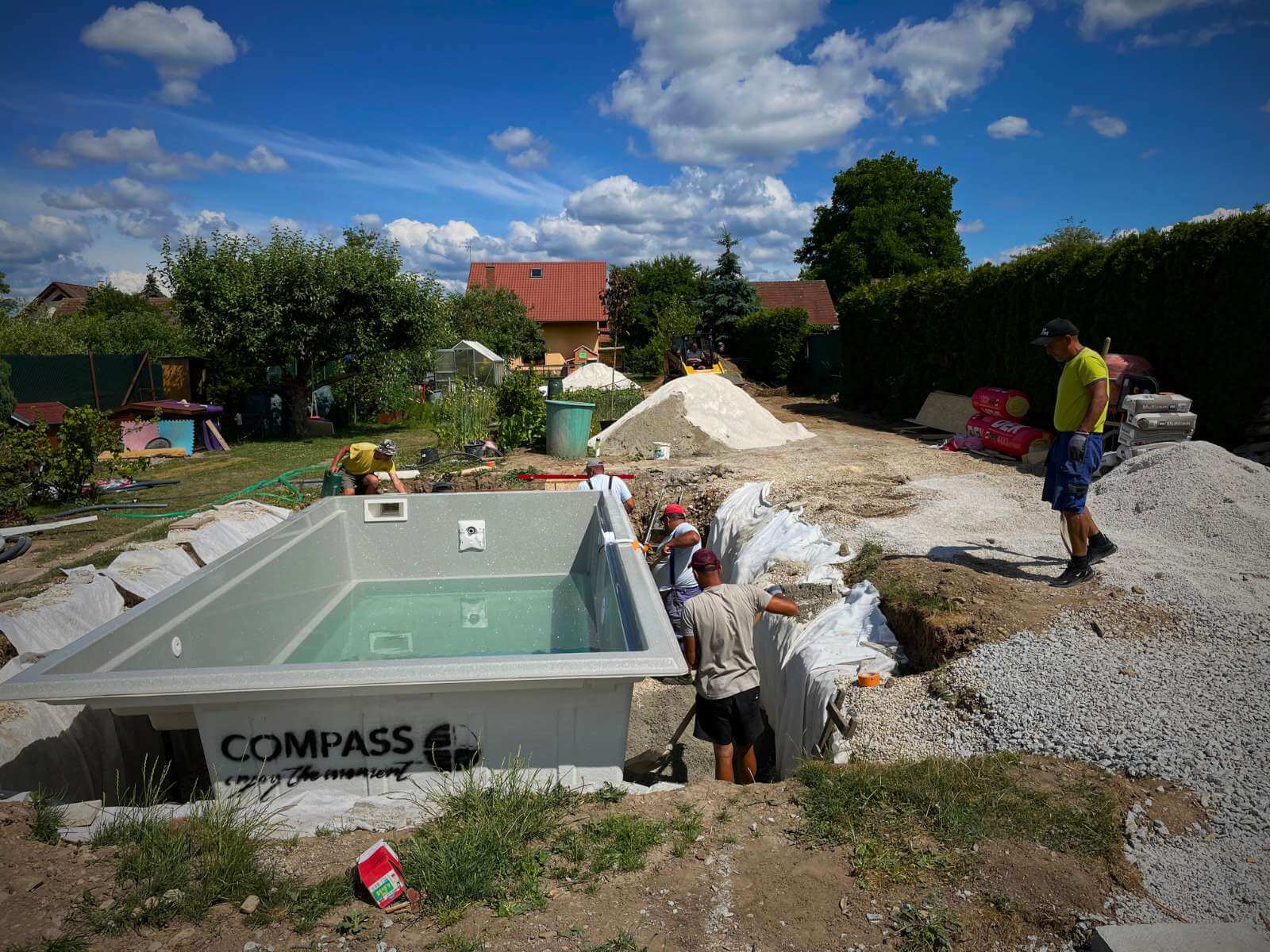 Realizácia moderného bazéna v záhrade od Dream Garden – návrh na mieru, výkop, výstavba a kompletná inštalácia bazénu