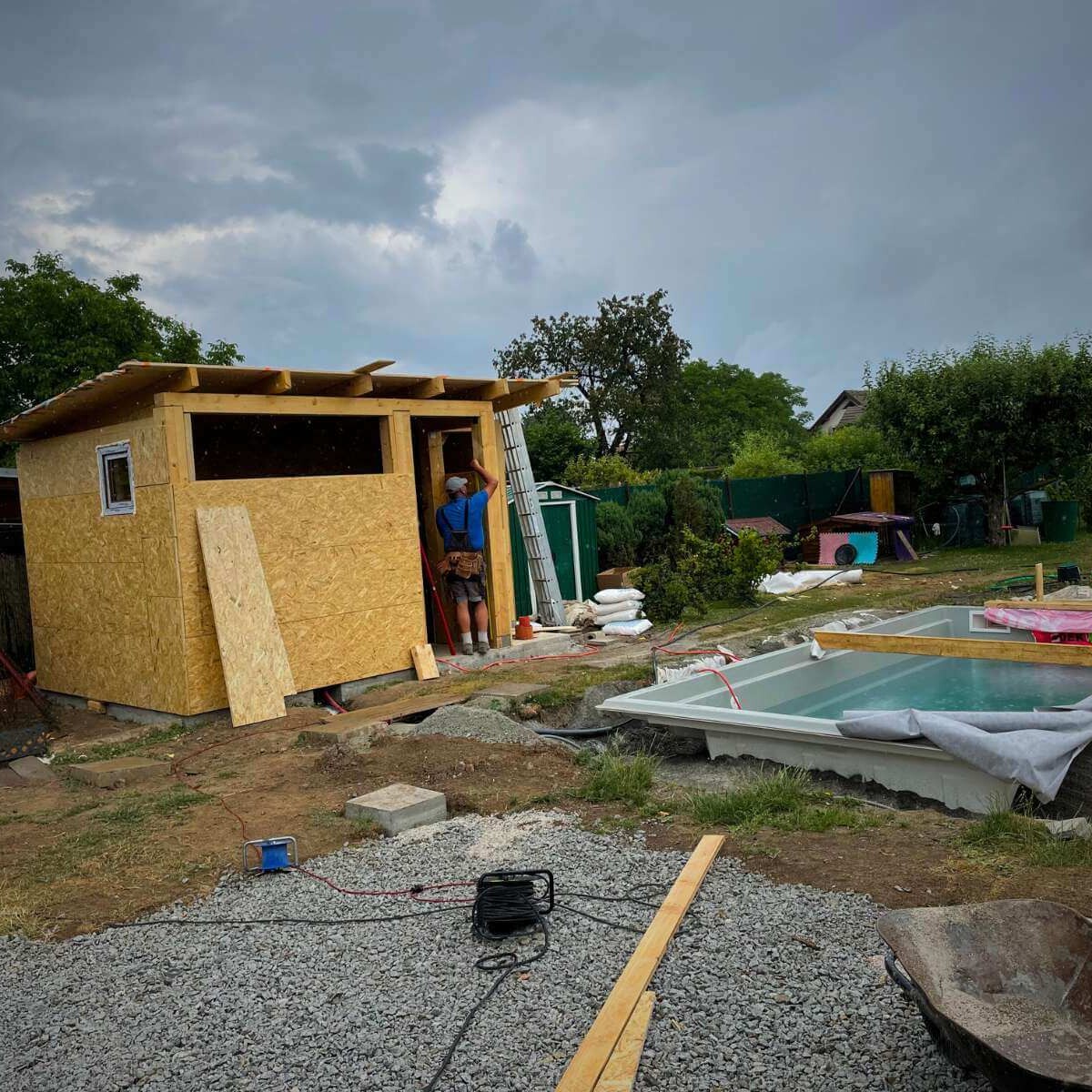 Realizácia moderného bazéna v záhrade od Dream Garden – návrh na mieru, výkop, výstavba a kompletná inštalácia bazénu