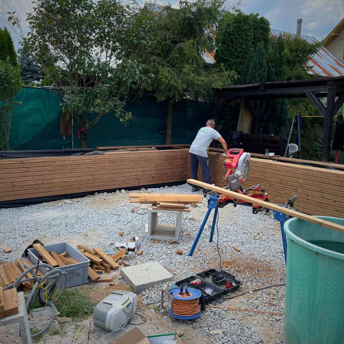Vyvýšené záhony s okrasnou výsadbou na terase od Dream Garden – moderné a funkčné riešenie
