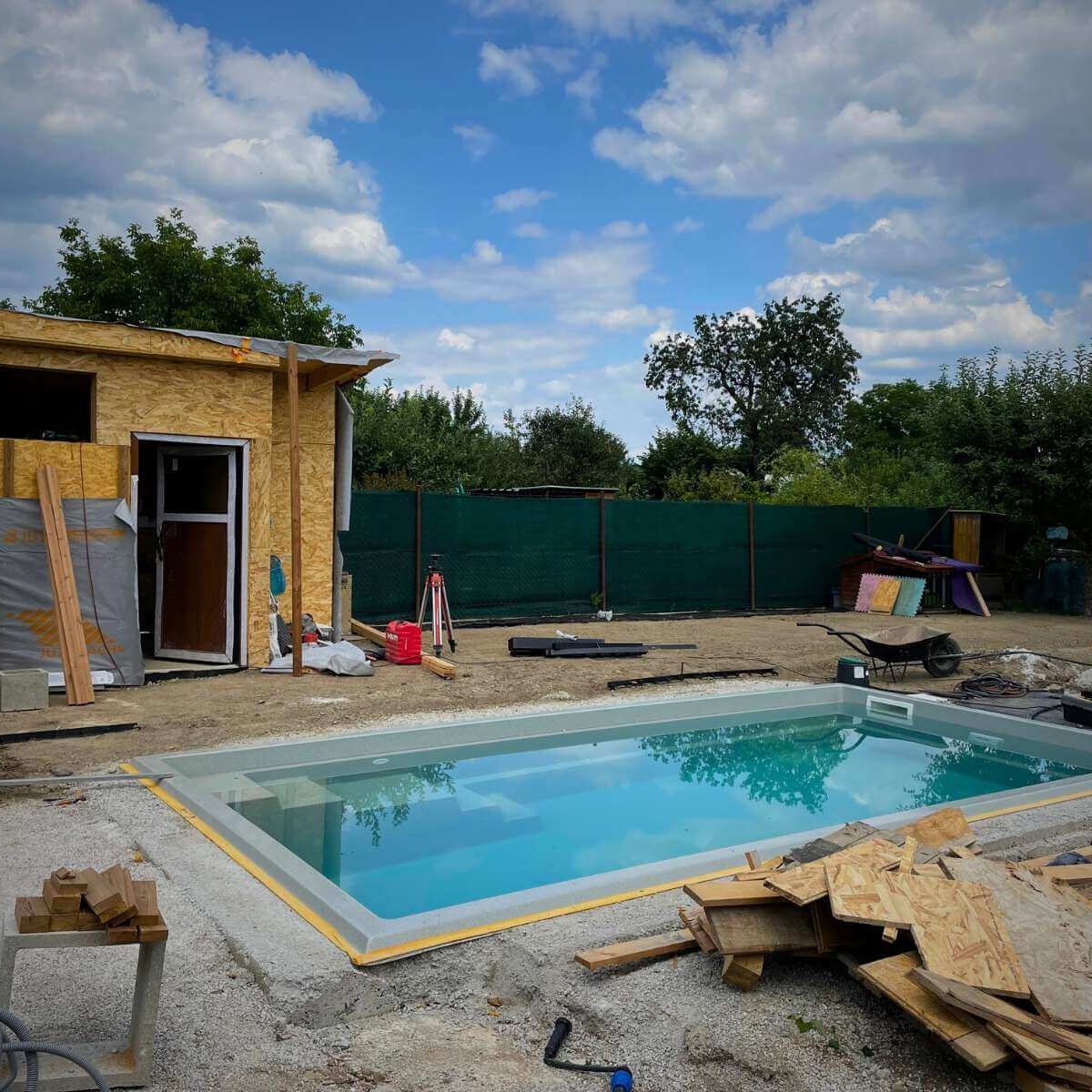 Realizácia bazéna a záhradného domčeka v modernej záhrade od Dream Garden