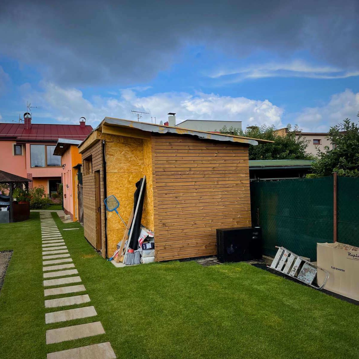 Záhradný domček v modernej záhrade od Dream Garden – funkčný a dizajnový priestor na uskladnenie náradia