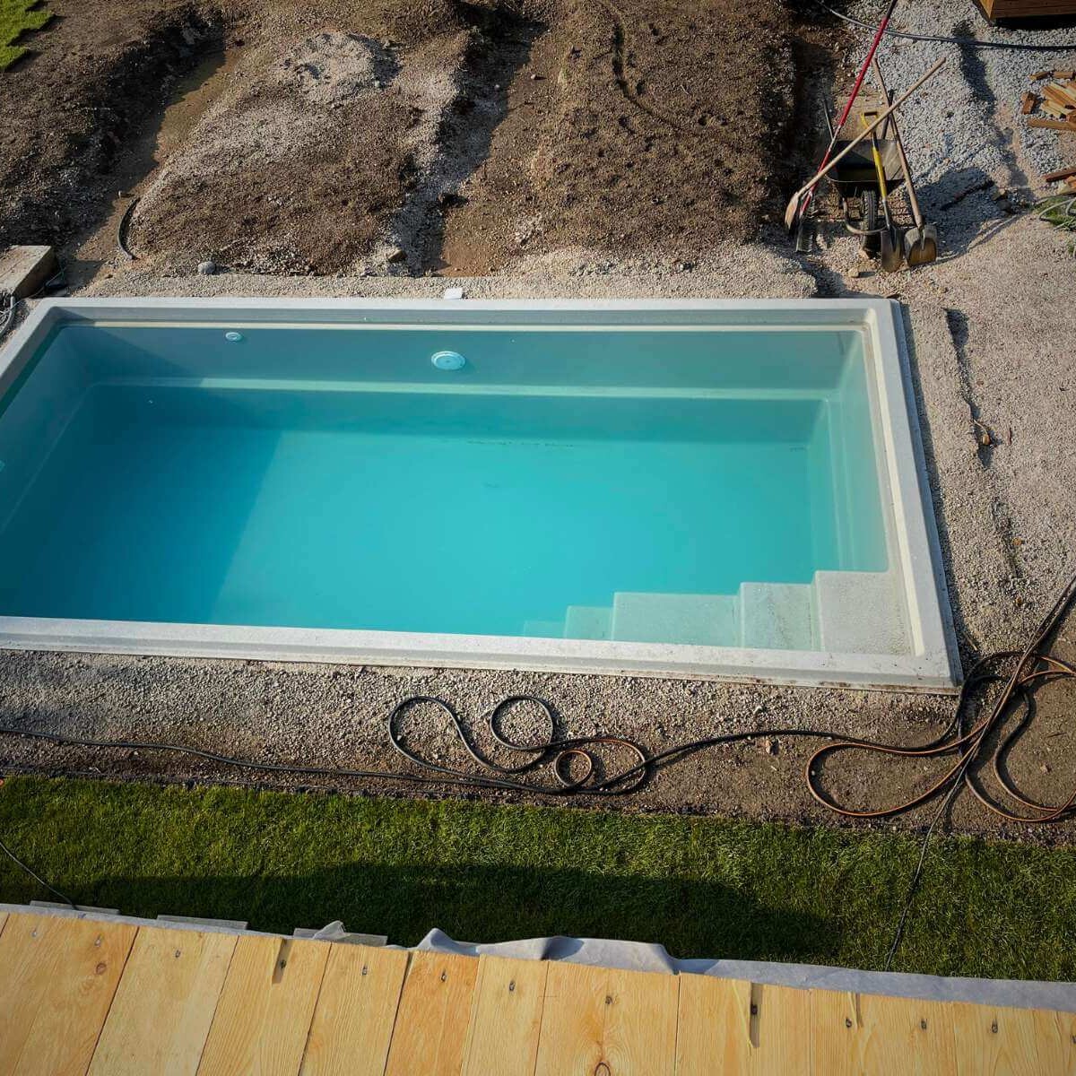 Installing a pool in the garden from Dream Garden - professional installation of the pool body into a prepared excavation