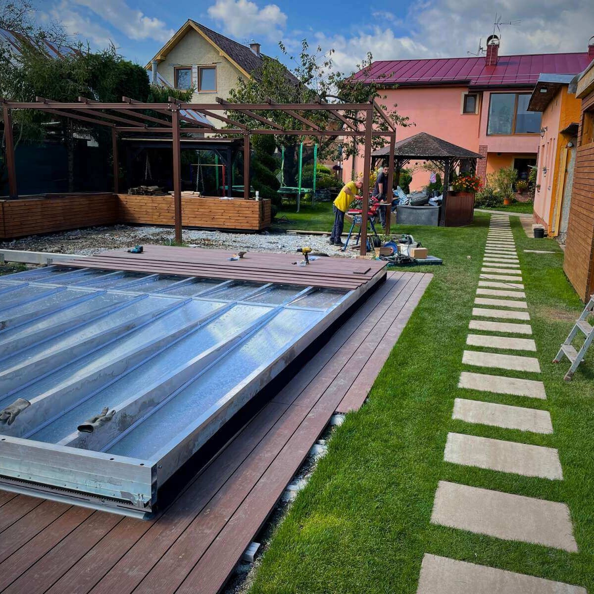 Realizácia moderného prekrytia bazéna od Dream Garden – bezpečné a estetické pohyblivé zakrývanie bazéna