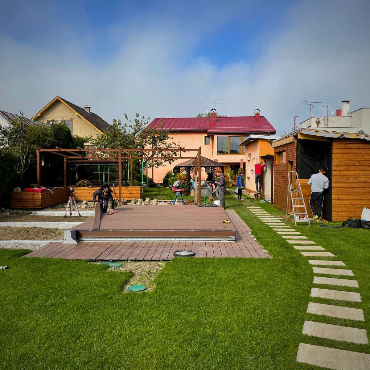 Moderná záhrada v Rosine od Dream Garden – realizácia exteriéru s bazénom