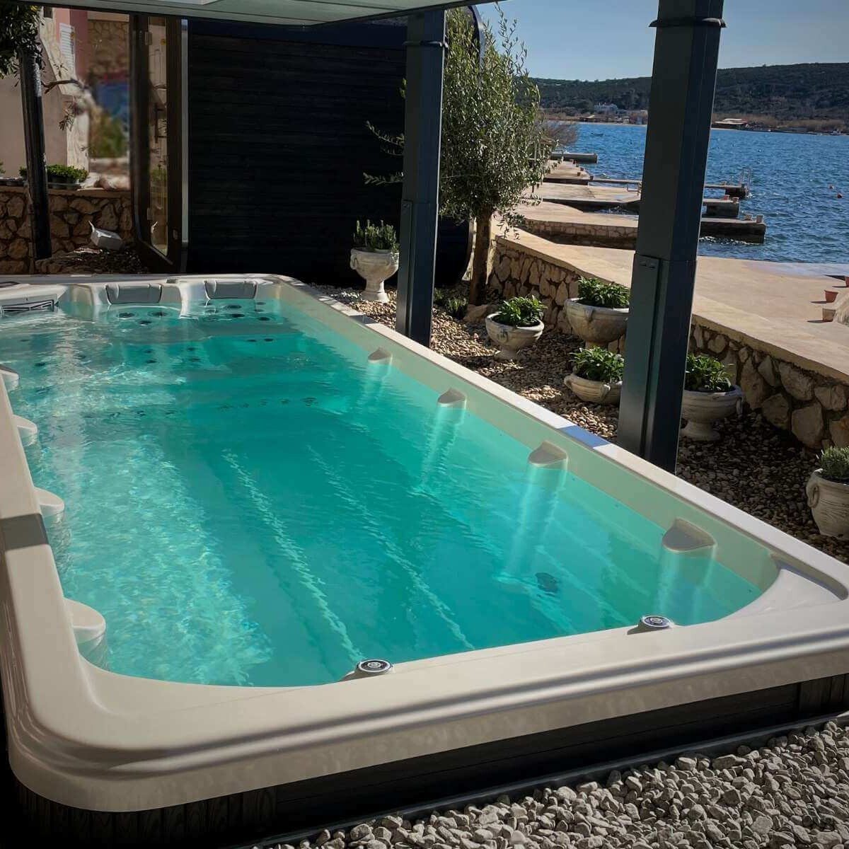 Realizácia exteriérovej vírivky na ostrove Pag od Dream Garden – luxusný wellness prvok s výhľadom na more