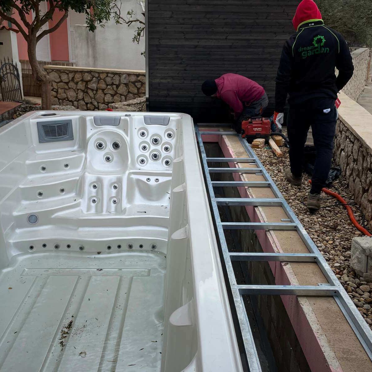 Installing an outdoor hot tub in the garden from Dream Garden - professional installation of the hot tub on a prepared foundation