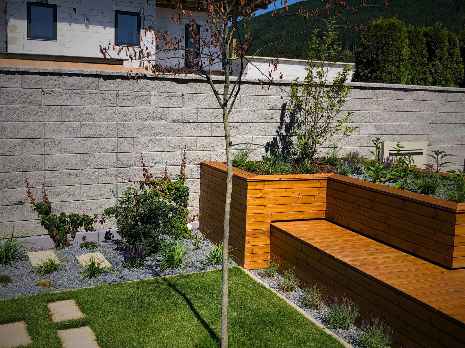 Modern garden in Teplička nad Váhom by Dream Garden - comprehensive exterior design with Hunter automatic irrigation system