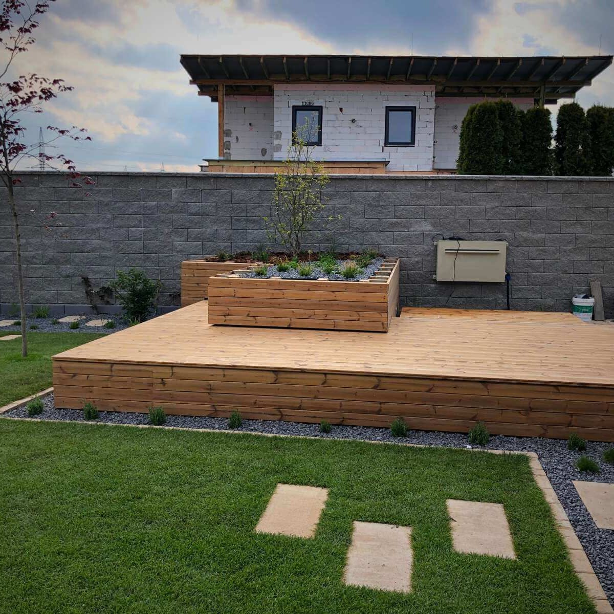 Realizácia vyvýšených záhonov s profesionálnou výsadbou rastlín od Dream Garden