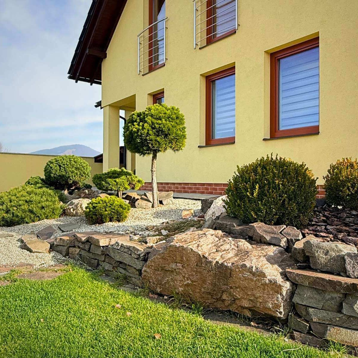 Pohľad na predzáhradku vo Varíne.