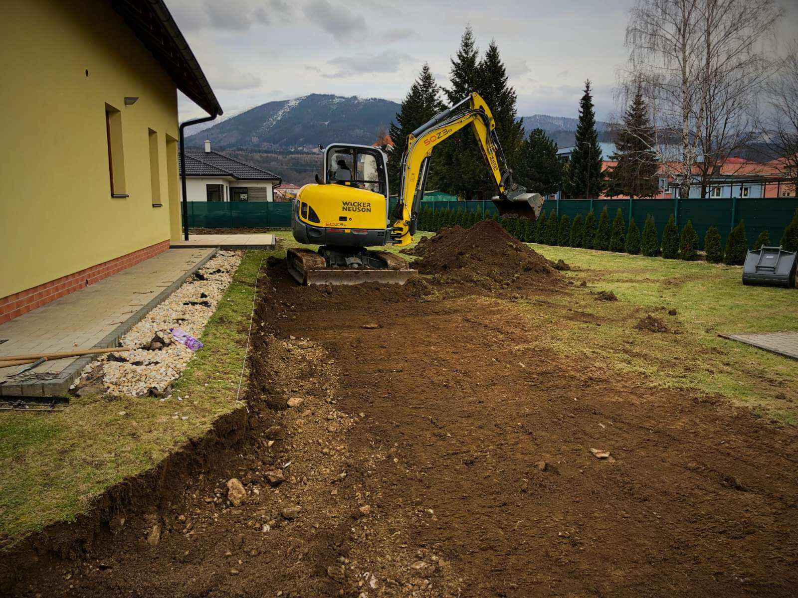 Príprava terénu v záhrade od Dream Garden – odborné modelovanie a úprava pôdy