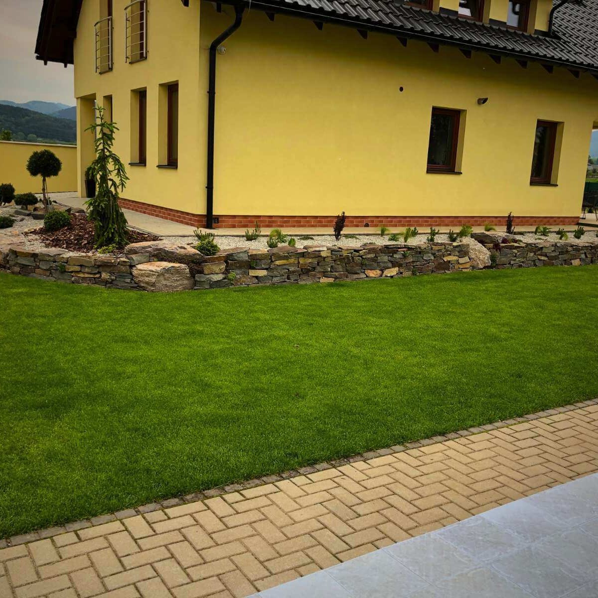 Finálna záhrada od Dream Garden – profesionálny záhradný dizajn s upraveným terénom, výsadbou okrasných rastlín, automatickým zavlažovaním, osvetlením