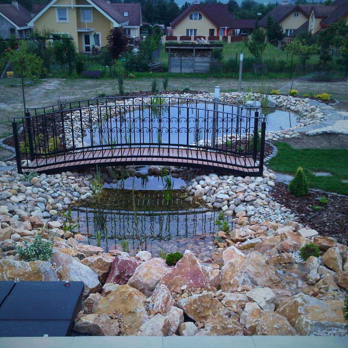 Železný most cez záhradné jazierko od Dream Garden