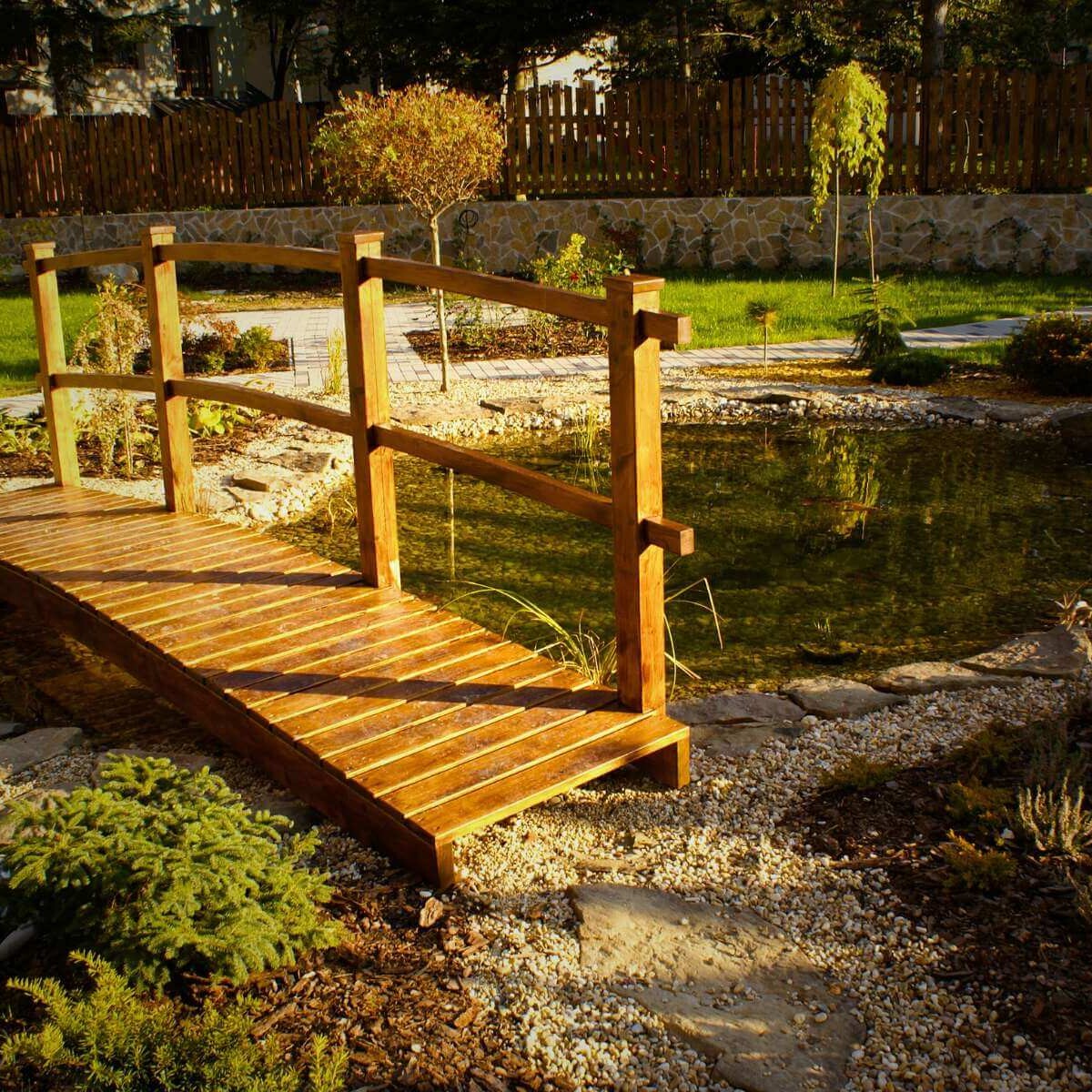Drevený most cez záhradné jazierko od Dream Garden