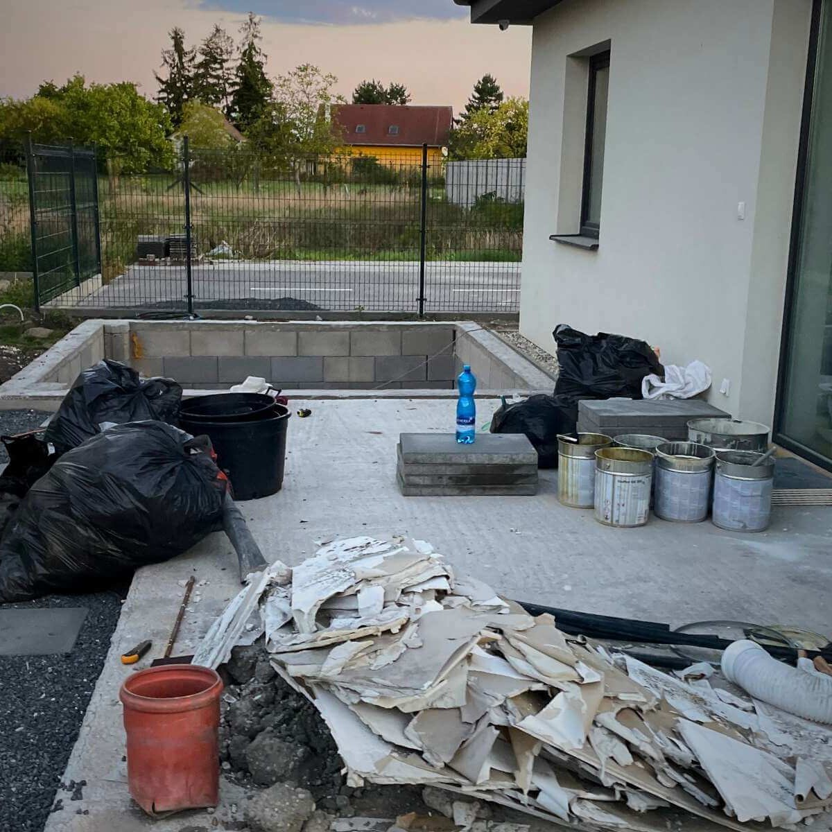 Work on the terrace in the garden from Dream Garden - surface treatment and implementation of exterior elements