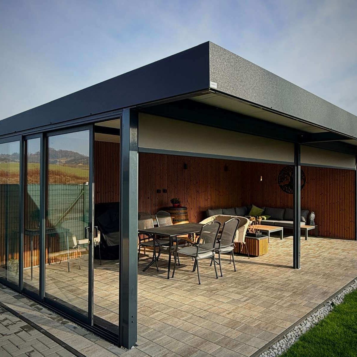 Pohľad na pergolu zboku.