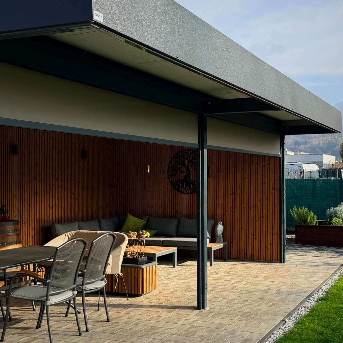 Záber na posedenie v pergole na terase.