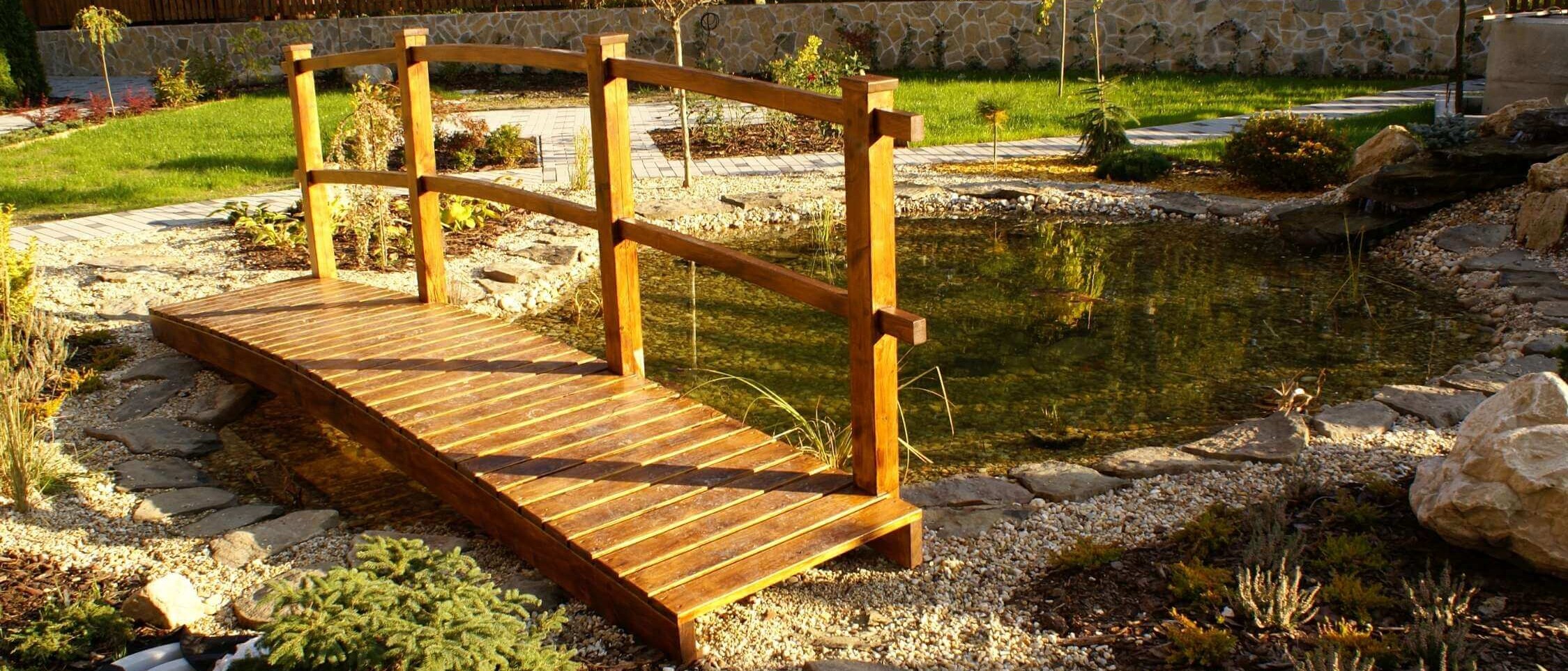 Natural habitat in the garden – an environment promoting biodiversity with water, plant and animal elements