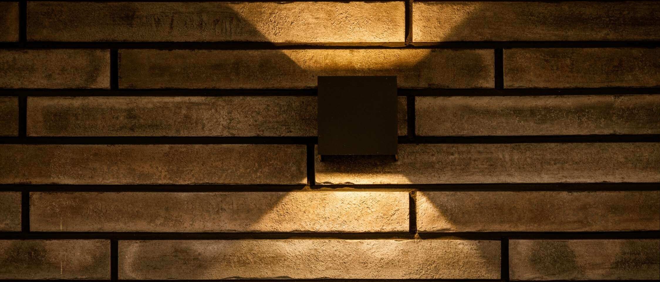 Moderné LED osvetlenie fasády rodinného domu zvýrazňujúce architektúru a vytvárajúce príjemnú atmosféru exteriéru
