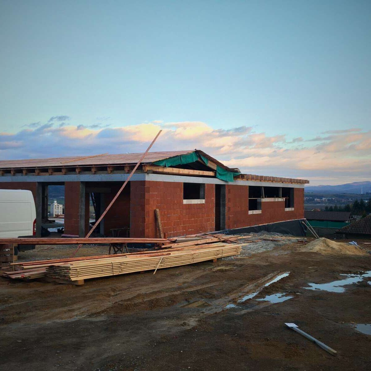 Rough construction of a family house - perimeter walls, ceilings and roof structure without final finishing by Dream Garden