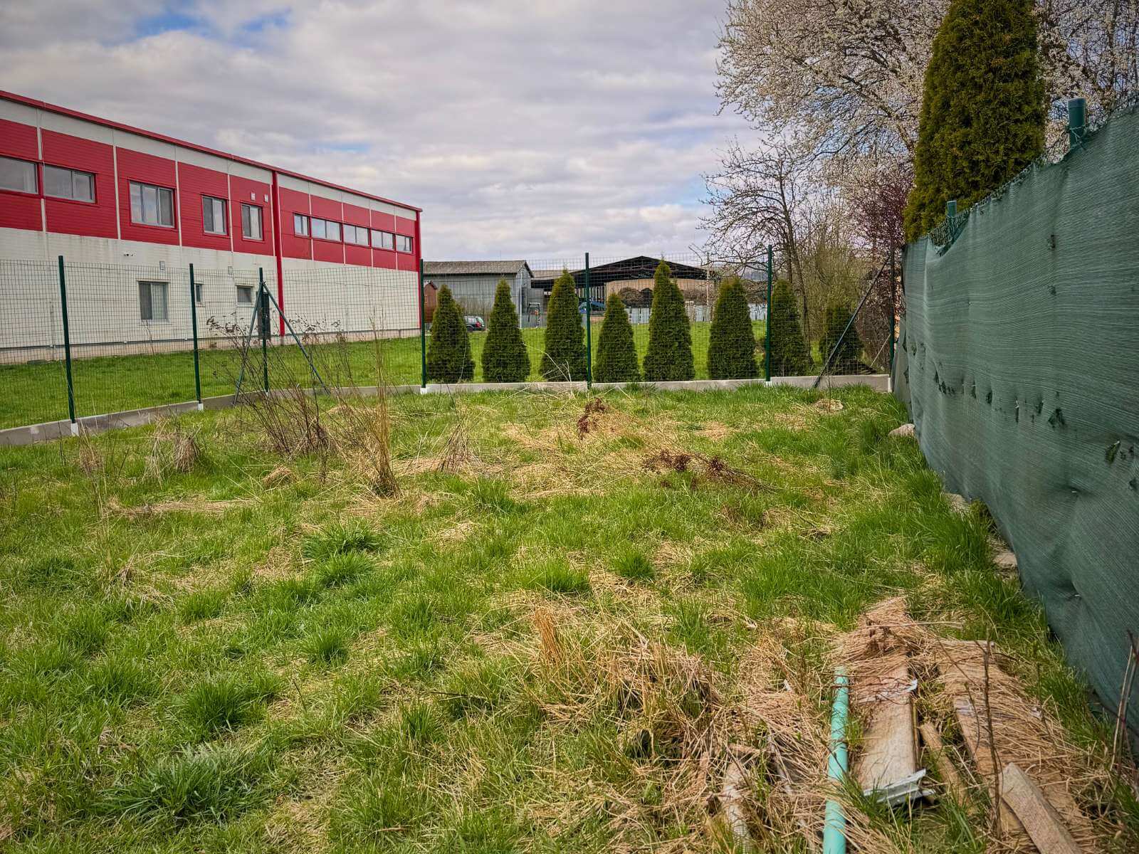 Condition of the garden or exterior before implementation by Dream Garden - undeveloped land, original terrain and preparation for a comprehensive transformation of the space.