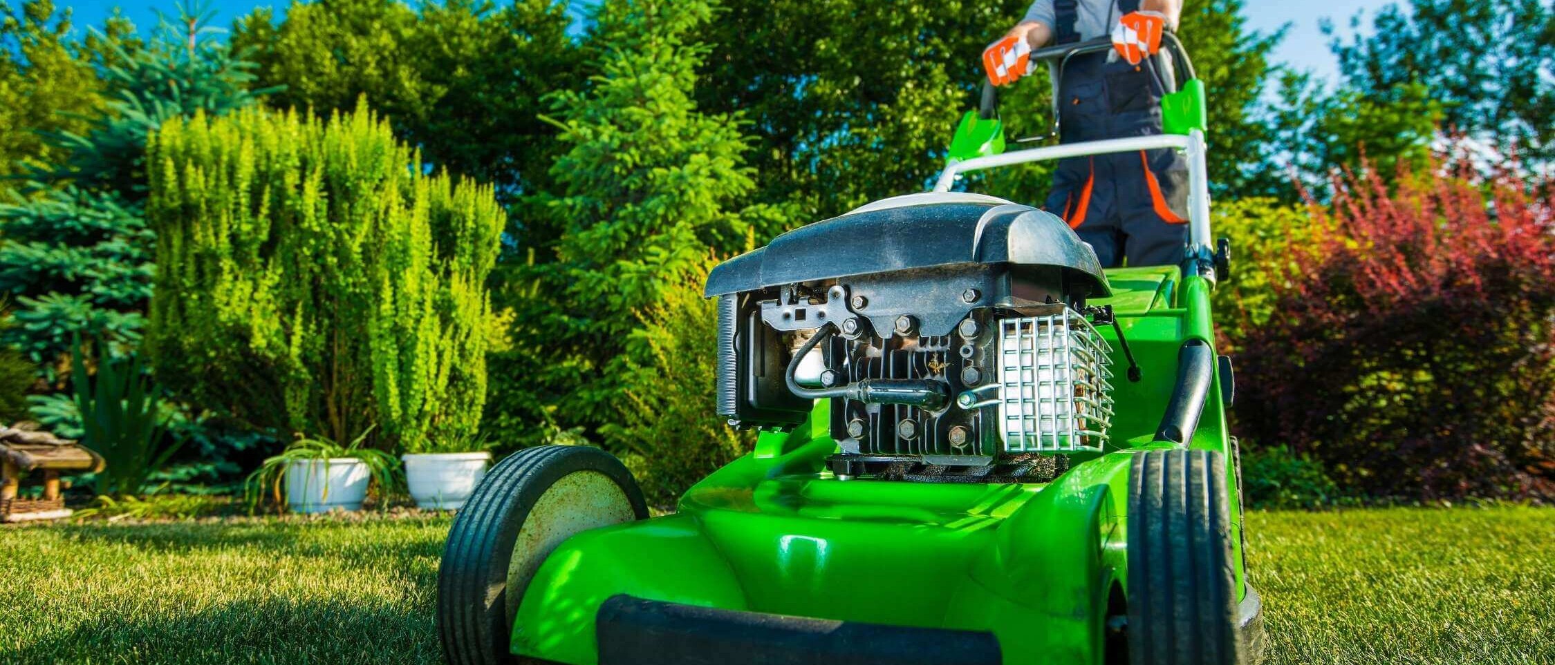 Údržba trávnika – pravidelné kosenie, zavlažovanie, hnojenie a vertikutácia pre zdravý a hustý trávnik