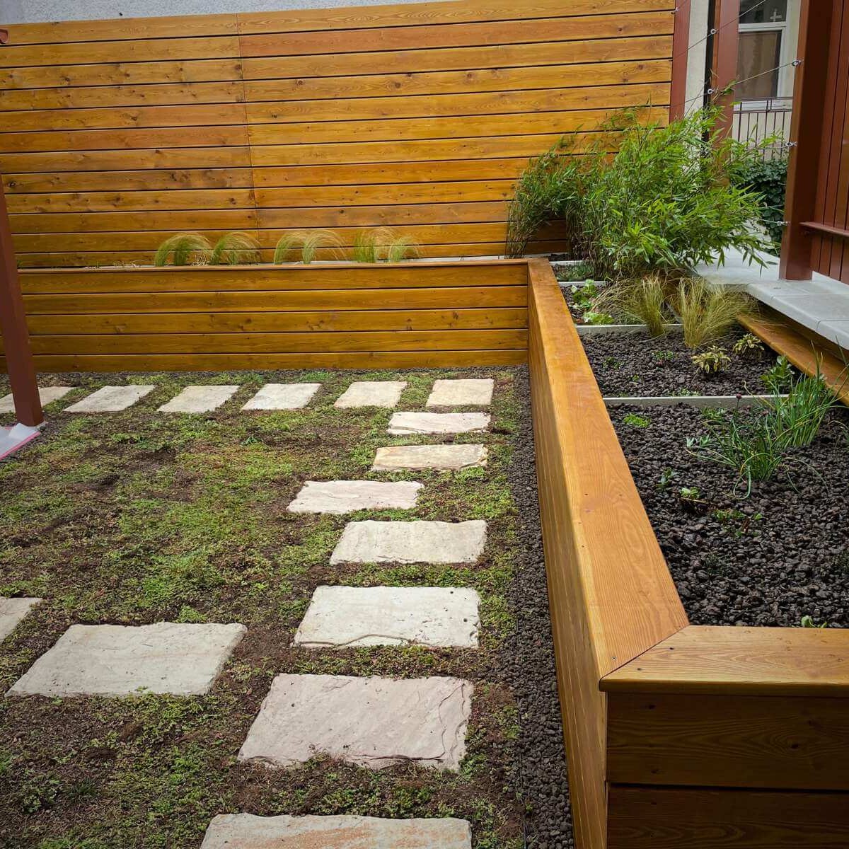Vyvýšené záhony s okrasnou výsadbou na exteriérovej terase od Dream Garden