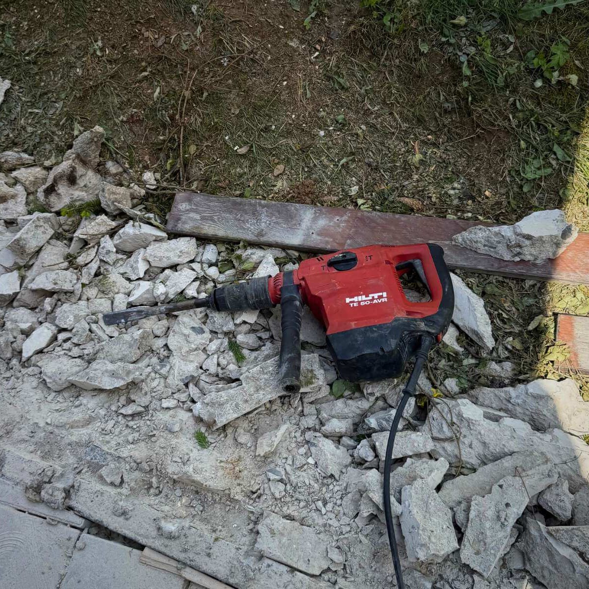 Záber na rozbitý kameň ako súčasť prípravných prác.